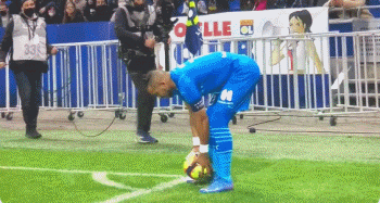 斯帕莱蒂：球员们脸上不再是满足的表情，而是更加放松的表情（斯帕莱蒂：球员们脸上的满足已褪去，取而代之的是更放松的神情）