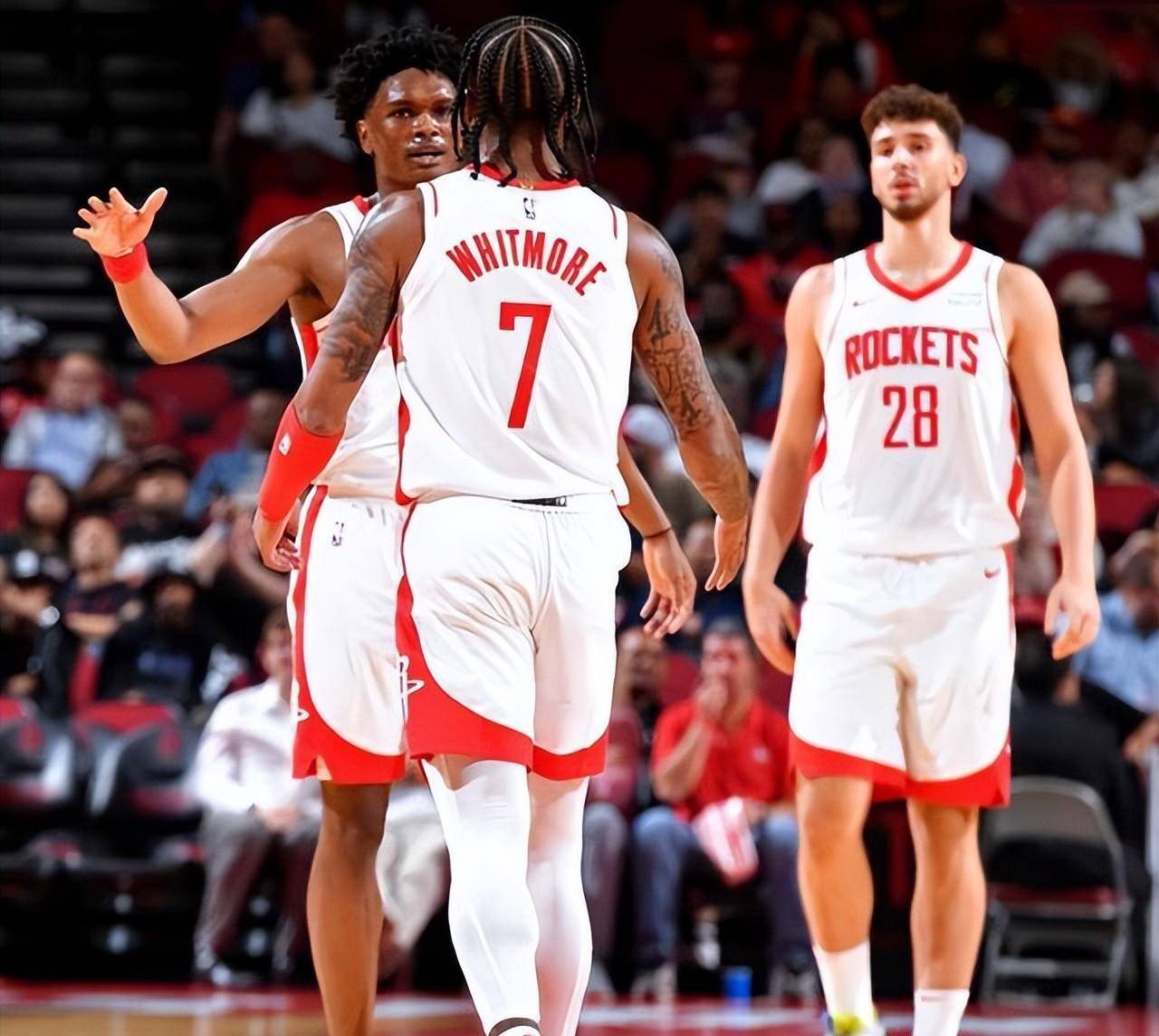 替补球员连续建功，证明球队深度（替补接连建功，凸显阵容厚度）