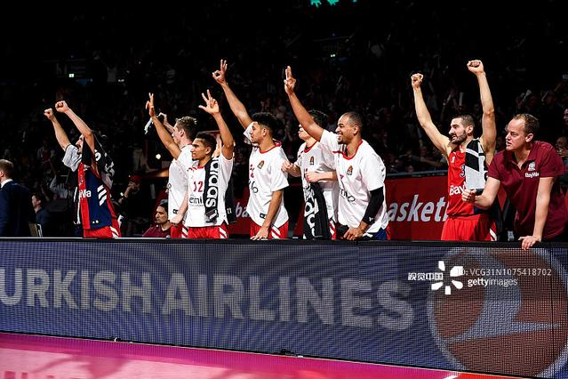 姆巴佩双响+库尔图瓦神扑！皇马客场群星闪耀，多名主力带伤出战（姆巴佩梅开二度，库尔图瓦高接低挡！皇马客场群星发光，多名主力带伤登场）